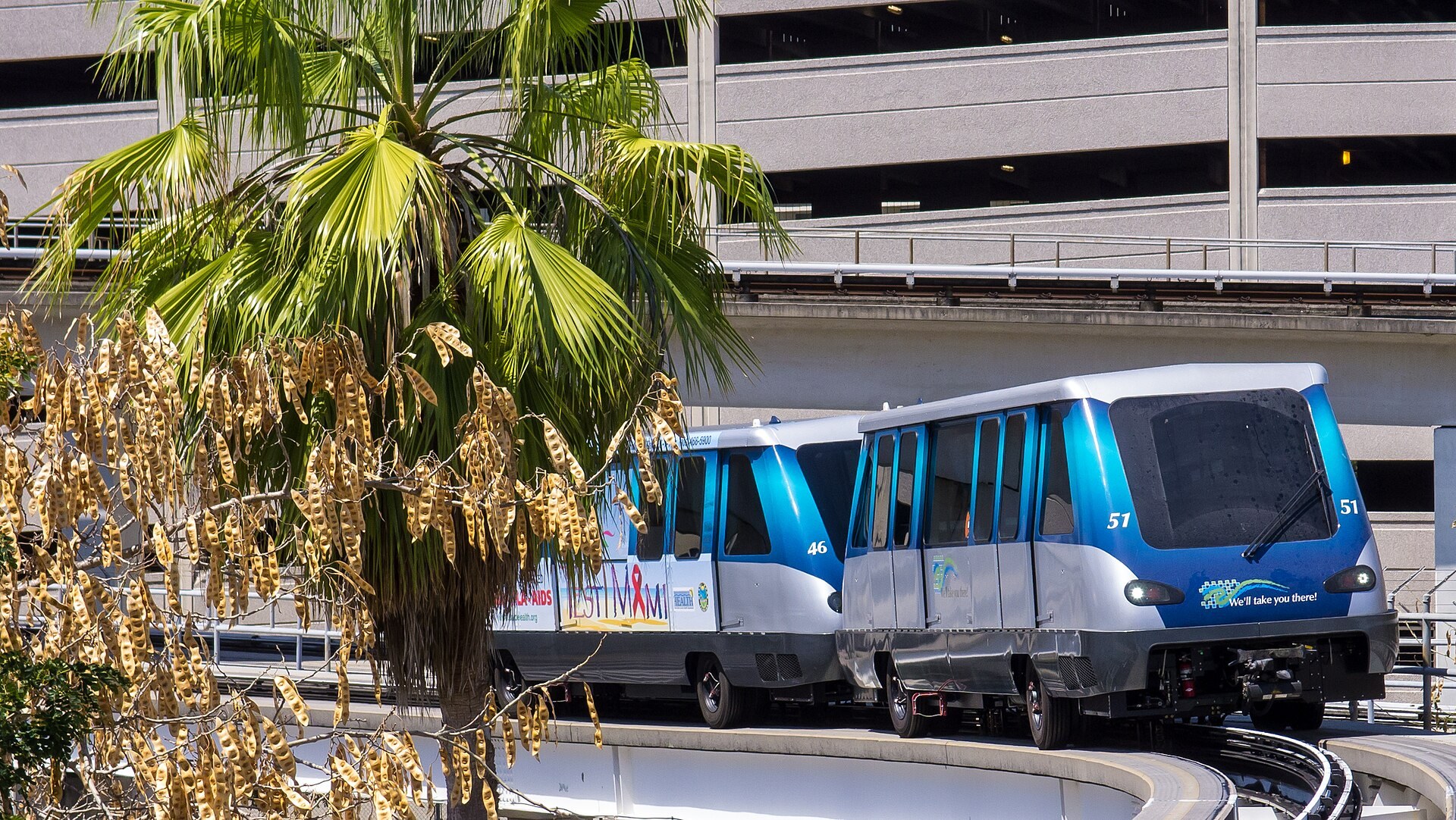 a double-unit Metromover train in Omni, Miami (Metromover)