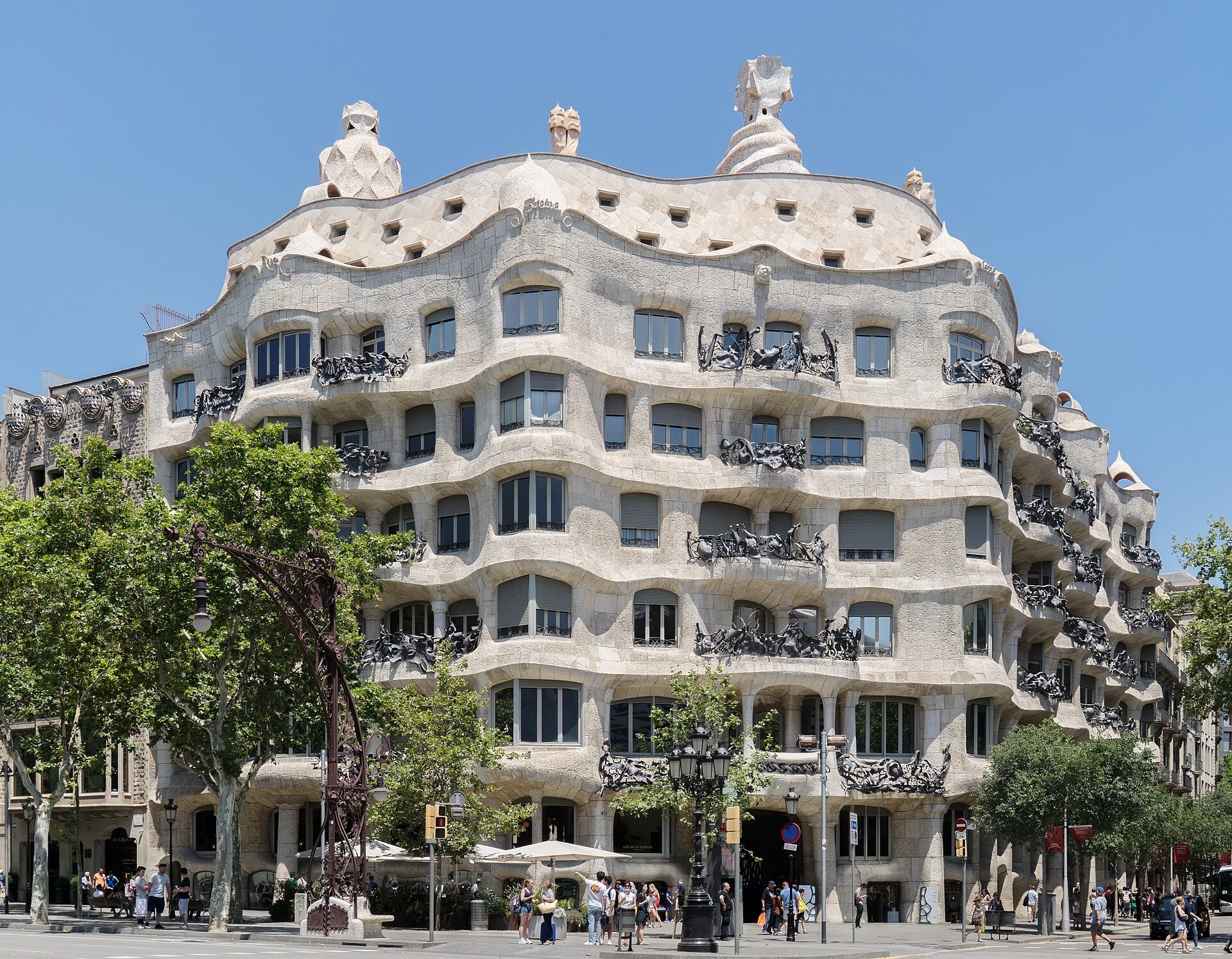 Casa Milà, general view, perspective corrected (MILA)